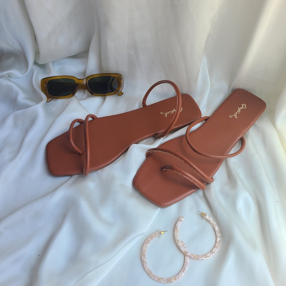 🚨FEW PAIRS LEFT// Brown strappy Sandal - Picture 4 of 4